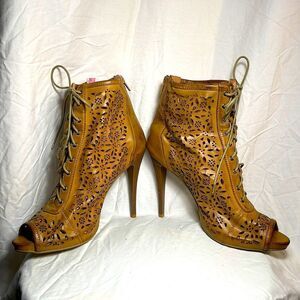 HOT TOMATO OPEN TOE HEELS